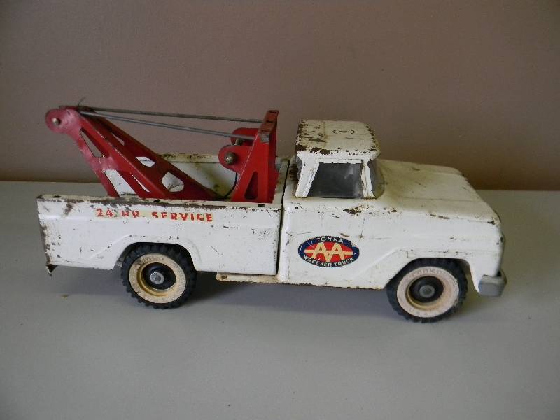 lot 18 image: Vintage Tonka AA Wrecker Truck Pressed Steel 24 Hr Service - SEE PICTURES
