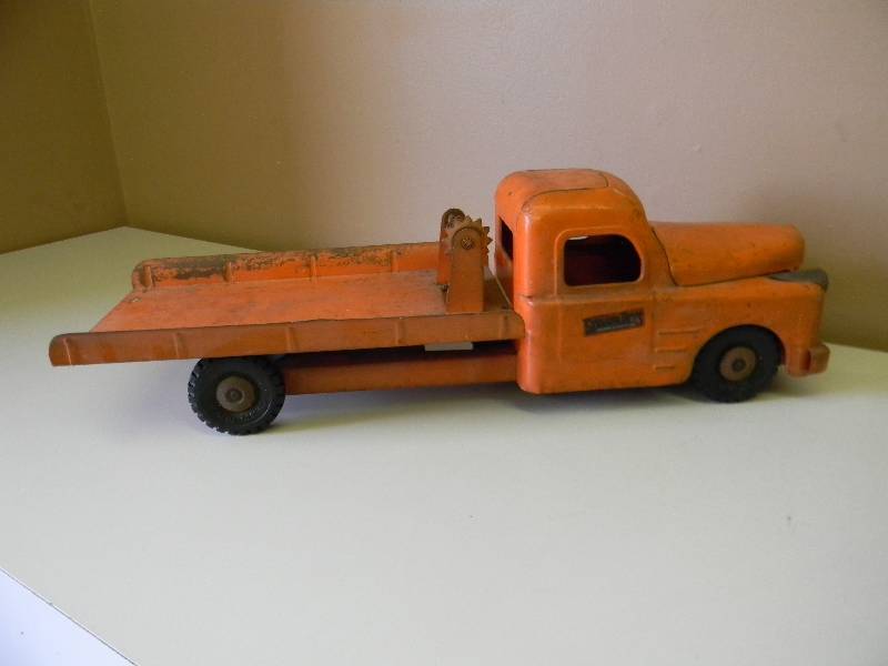 lot 20 image: Vintage Structo Pressed Steel Wrecker Flat Bed Truck Fireball engine motor - VERY COOL SEE PICTURES