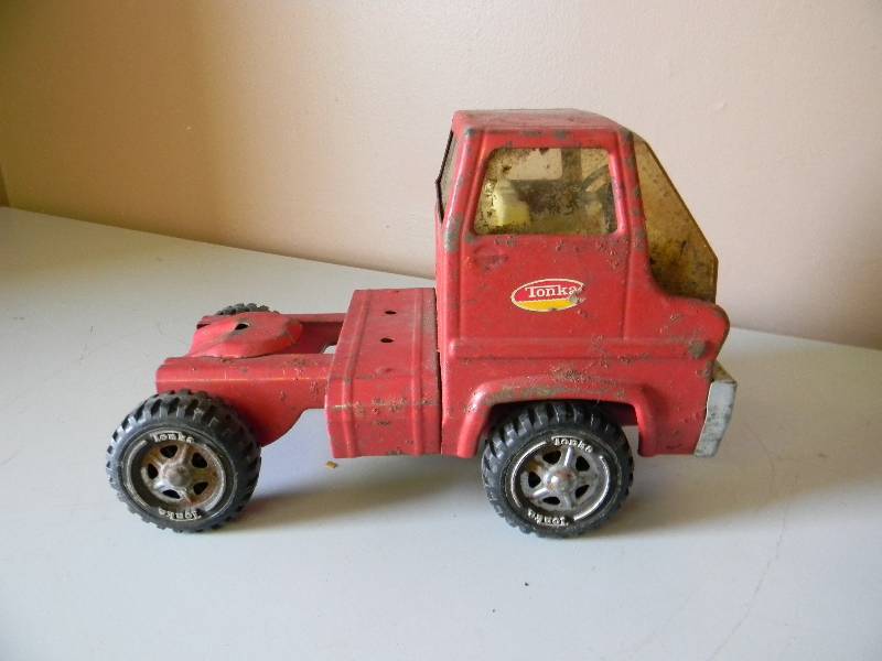 lot 32 image: VINTAGE TONKA TRUCK RED - SEE PICTURES