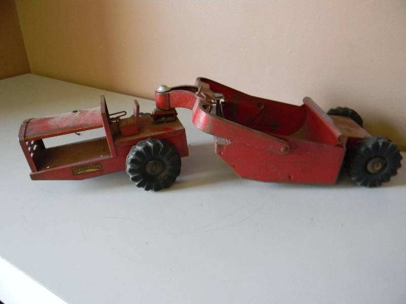 lot 34 image: Vintage Structo Scraper Model 330 Red Earth Mover Collectible - SEE PICTURES