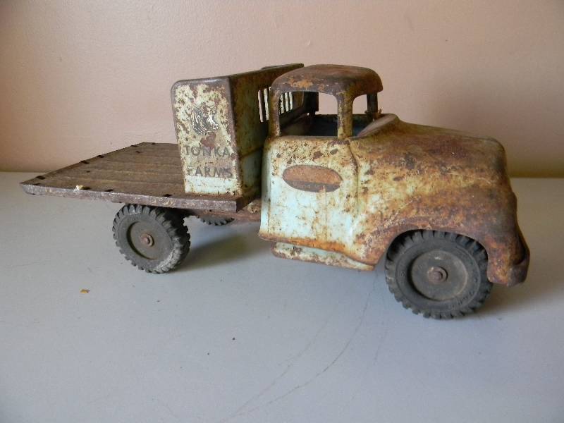 lot 37 image: Vintage 1950s TONKA FARMS STAKE BED TRUCK - Flatbed - PERFECT FOR RESTORATION OR JUST PUT IT ON THE SHELF - SEE PICTURES
