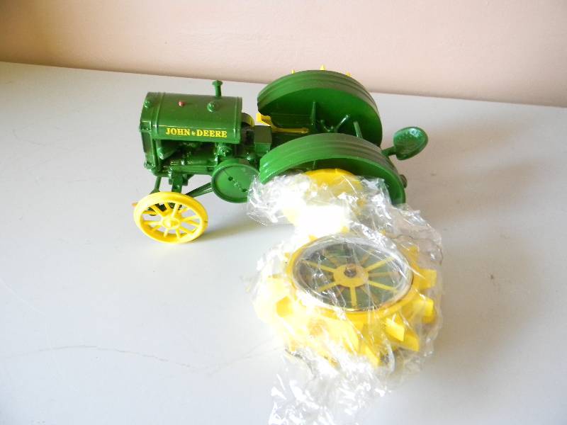 lot 40 image: Danbury Mint Diecast 116 scale John Deere Model D Tractor Clock Still in Box - SEE PICTURES
