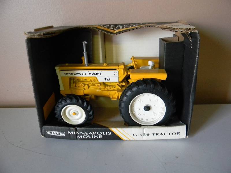 lot 43 image: ERTL MINNEAPOLIS MOLINE G 550 Tractor 116 SCALE DIECAST - STILL IN BOX - SEE PICTURES