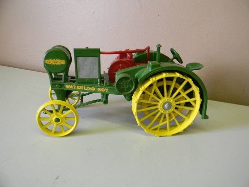lot 45 image: John Deere Waterloo Boy Tractor ERTL 116 SCALE - USED AS DISPLAY ONLY - SEE PICTURES