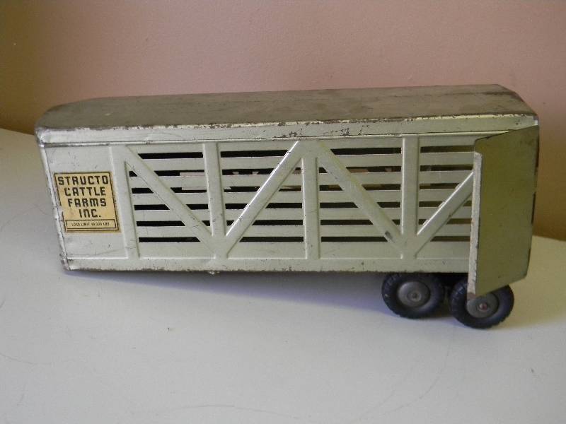 lot 47 image: Vintage GREEN Metal Structo Cattle Farms Inc. Stock Trailer - SEE PICTURES