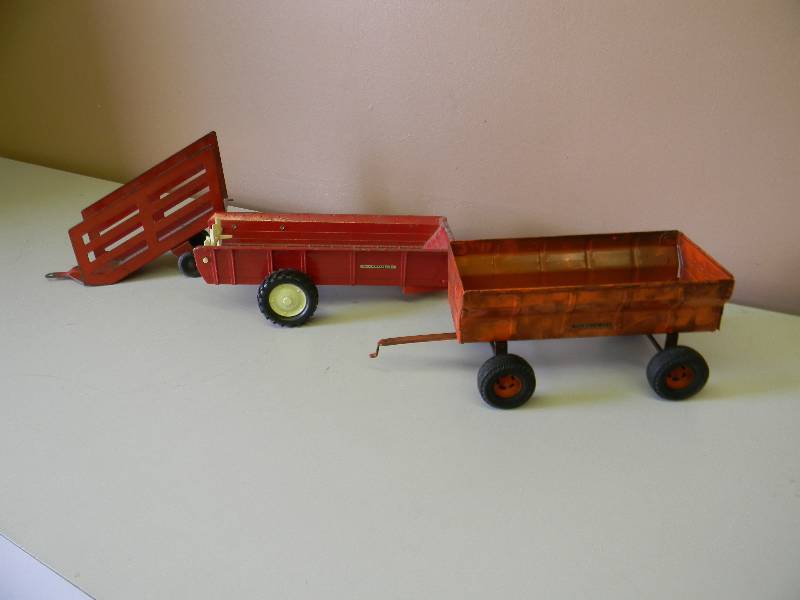 lot 48 image: Vintage Ertl Allis Chalmers 116 Pressed Steel Flare Side Farm Wagon & ERTL INTERNATIONAL Farm Tow Hitch Wagon Combine Spreader Die Cast Metal - SEE PICTURES