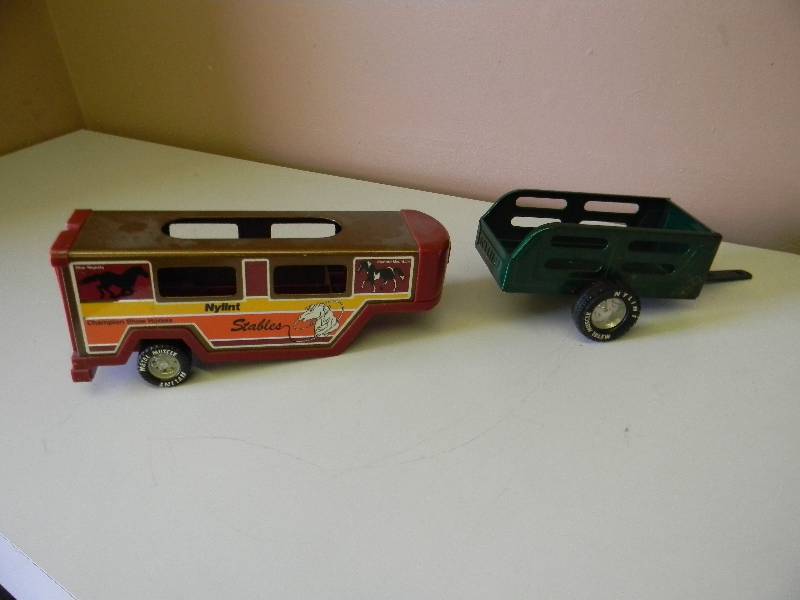 lot 49 image: Vintage Nylint Metal Muscle Pressed Steel Utility Trailer METALLIC GREEN TRAILER & VINTAGE NYLINT METAL MUSCLE HORSE TRAILER - RARE - SEE PICTURES