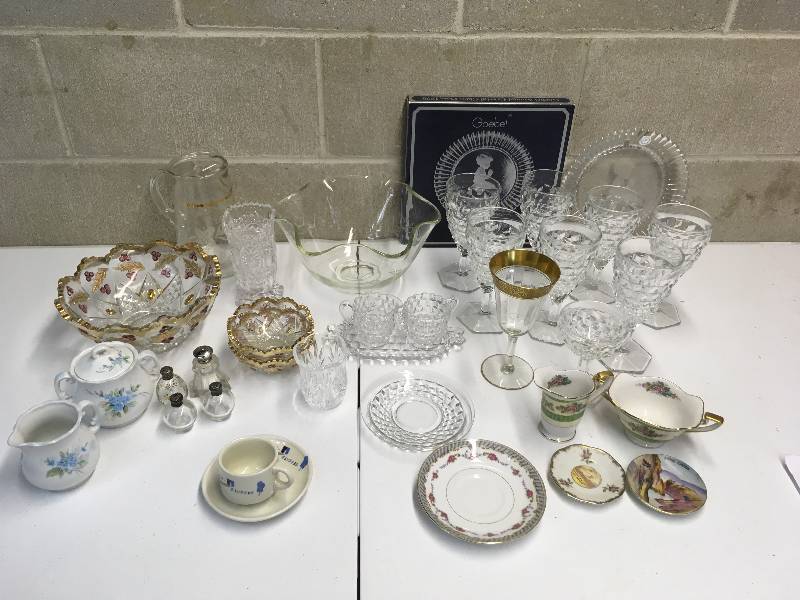 lot 35 image: Porcelain & Glassware