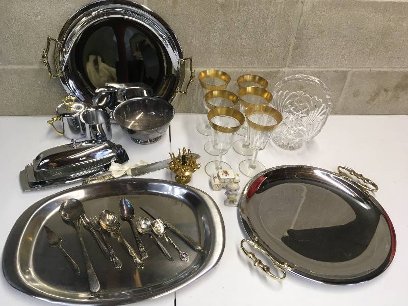 lot 38 image: Metal Food Service Trays