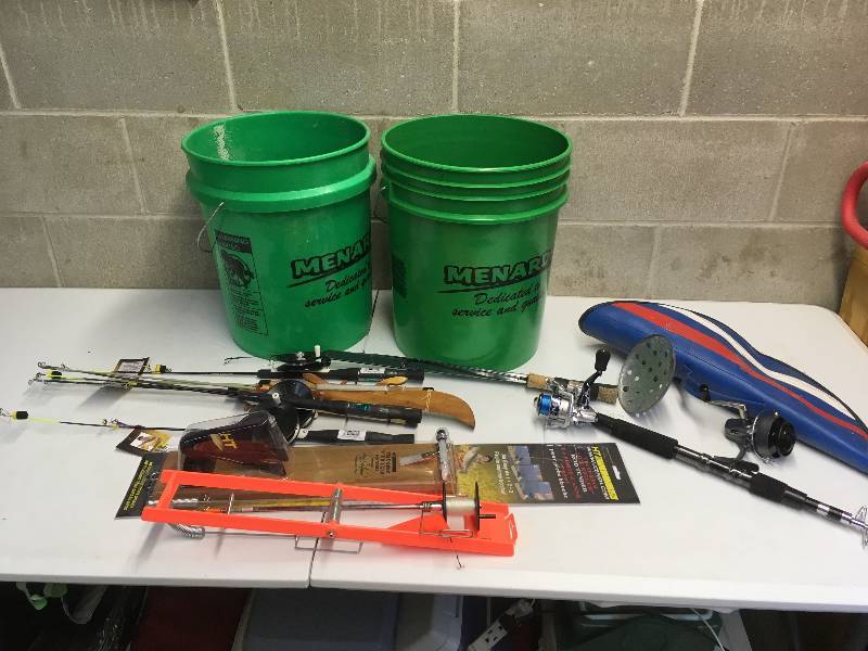 lot 99 image: Ice Fishing Supplies
