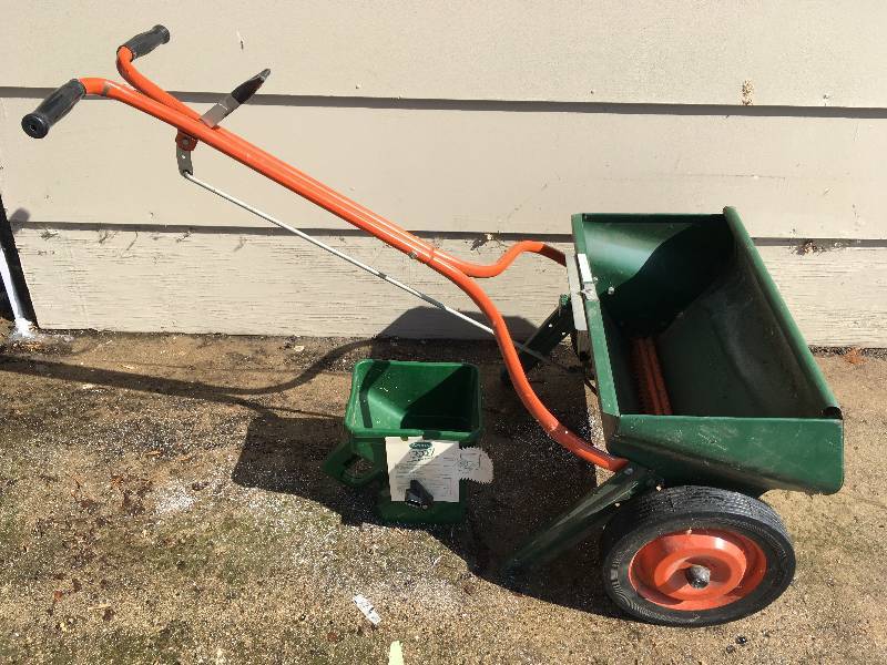 lot 151 image: Scotts Fertilizer Spreader