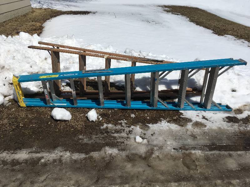 lot 178 image: Wood & Fiberglass Ladder