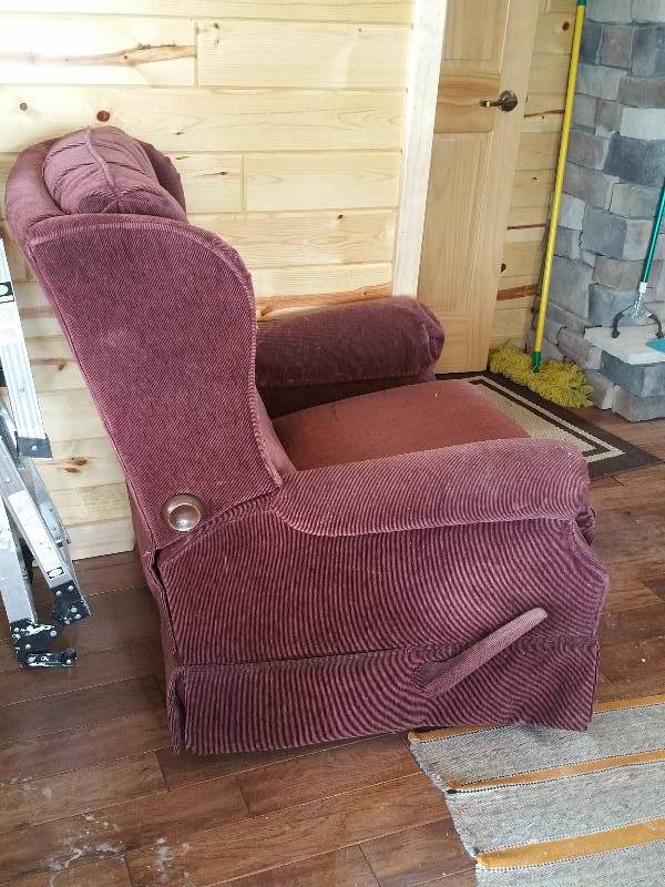 lot 16 image: Pair of Recliners