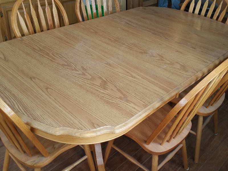 lot 5 image: Oak Dining Room Table and Chairs