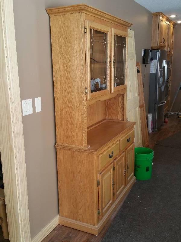 lot 6 image: Gorgeous Oak Hutch