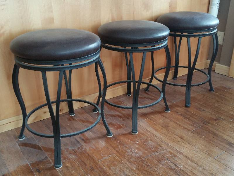 lot 10 image: Bar Stools