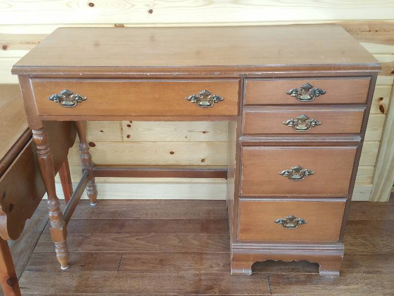 lot 11 image: Broyhill & Bassett Furniture