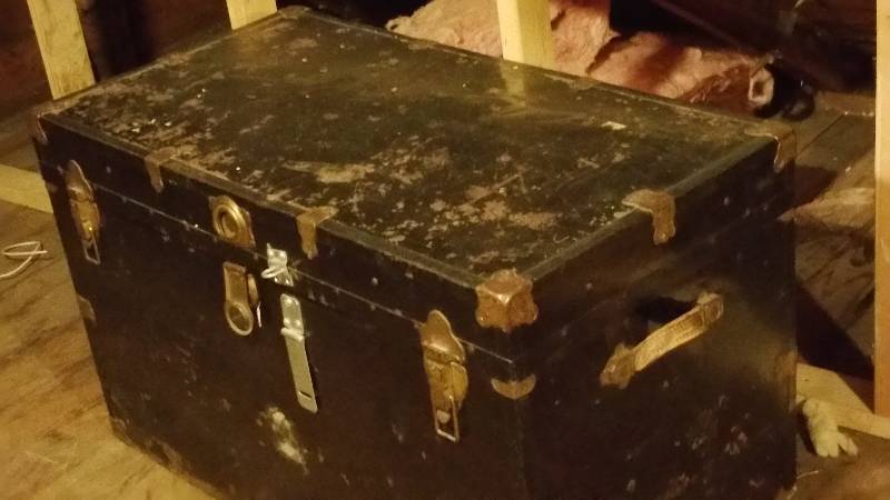 lot 25 image: Vintage Trunk