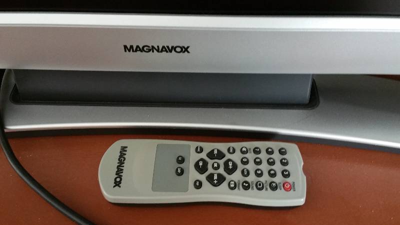 lot 29G image: Magnavox 32 HDTV TV