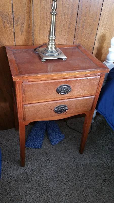 lot 18 image: Sewing Stand & Light