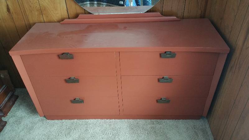lot 19 image: American Furniture Vintage Dresser