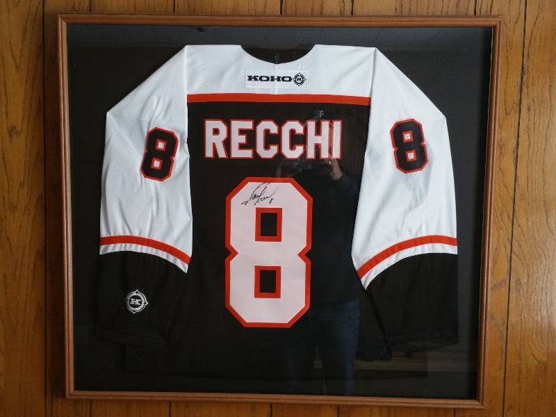 lot 53 image: Framed Mark Recchi Autographed Koho Jersery