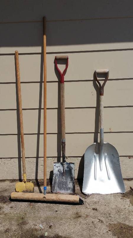 lot 187 image: Shovels broom & Scraper