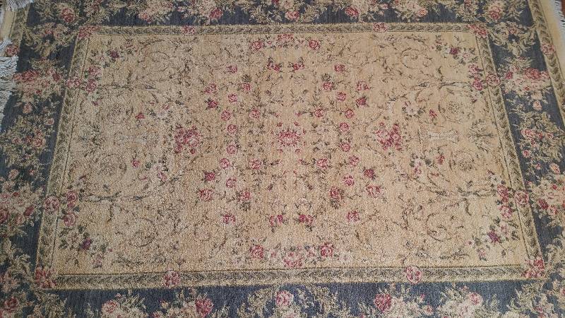 lot 13 image: Vienna Gold Rug