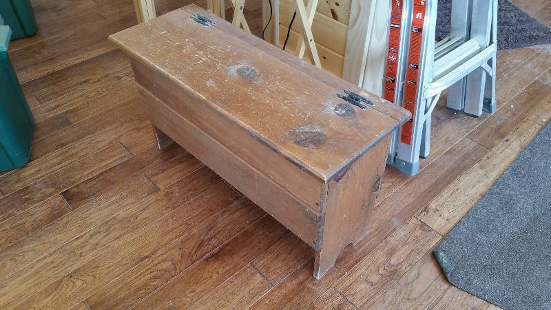 lot 15 image: Pine Storage Bench