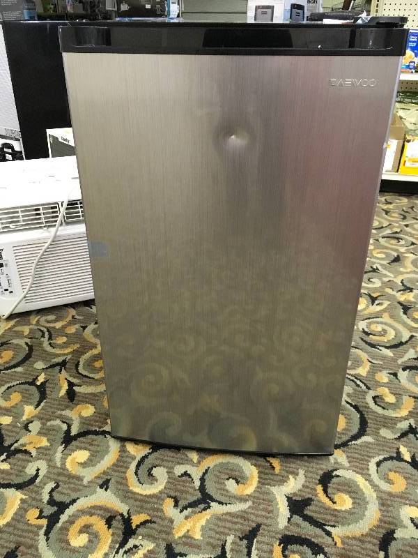 lot 265 image: DAEWOO FR-044RVSE Compact Fridge, Retail $159.99