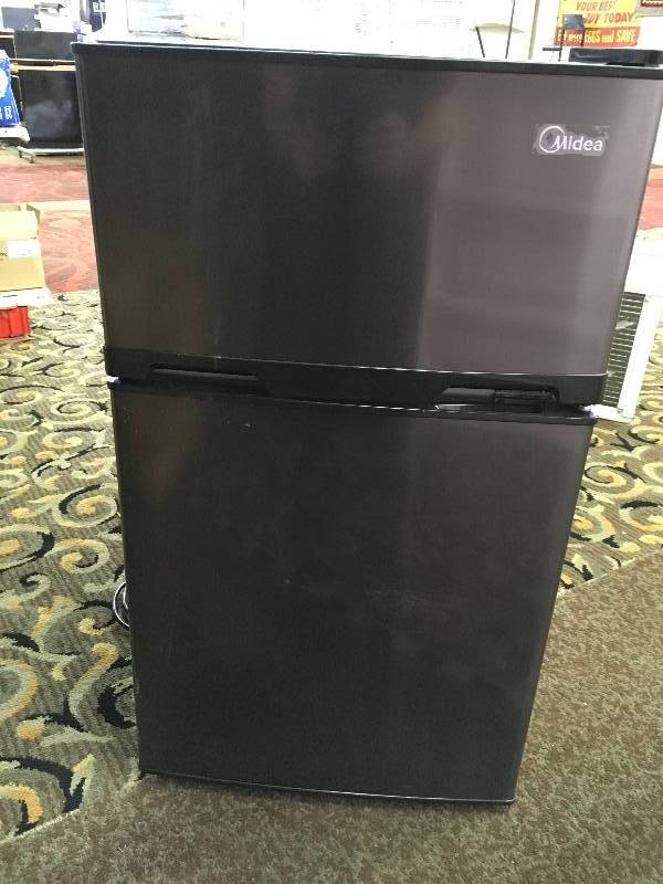lot 260 image: Midea WHD-125FBS1 Fridge, Retail $99.99