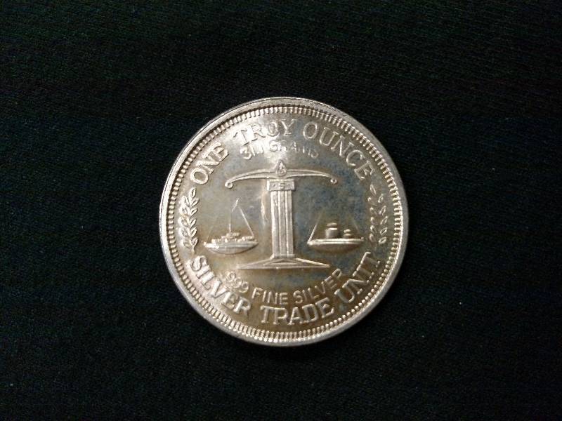 lot 90 image: Silver Bull One Ounce .999 Silver C...