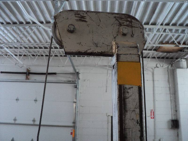 lot 1 image: 512A manual lift 86 high...