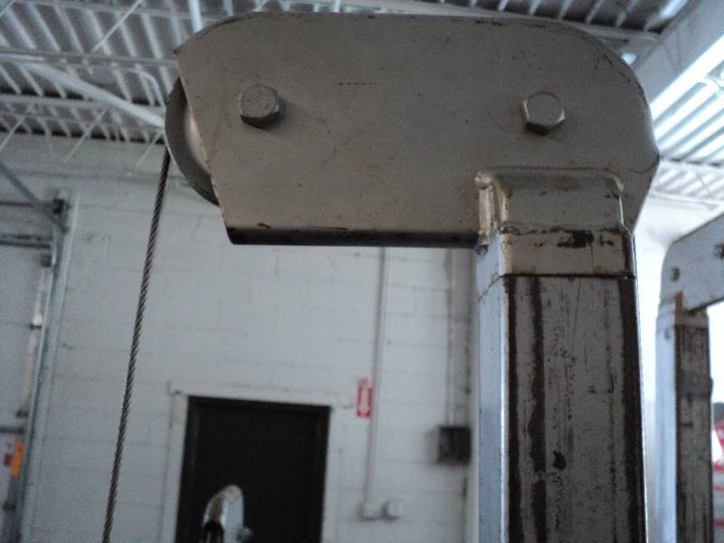lot 2 image: 512A manual lift 81 high...