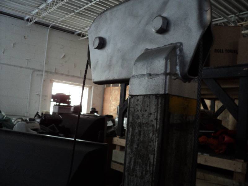 lot 3 image: 512A manual lift 74 high...