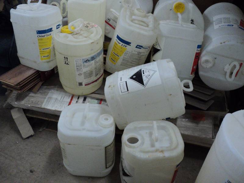lot 23 image: 9 small plastic containers...