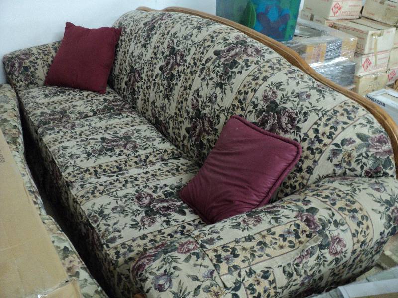 lot 28 image: couch 90 long...