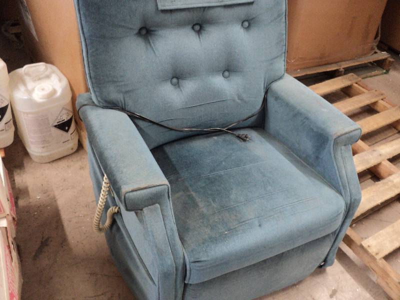 lot 52 image: blue lift chair - works...