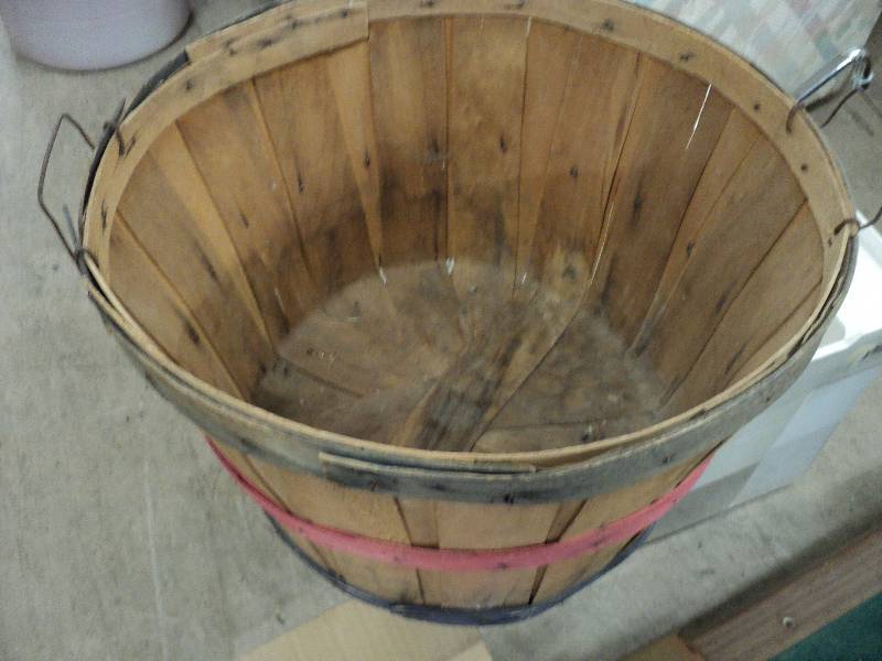 lot 53 image: Bushel Basket ice bucket, aquamarin...