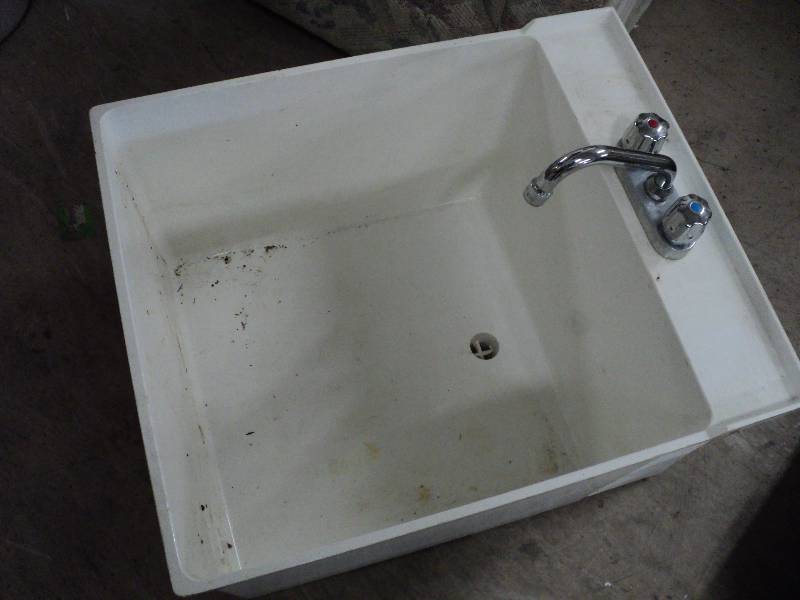 lot 54 image: laundry sink and buffer pads...