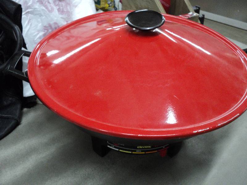 lot 65 image: West Bend Wok...