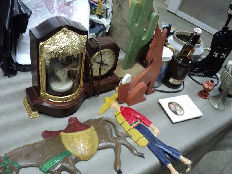 lot 81 image: Box of miscellaneous and cookbooks...