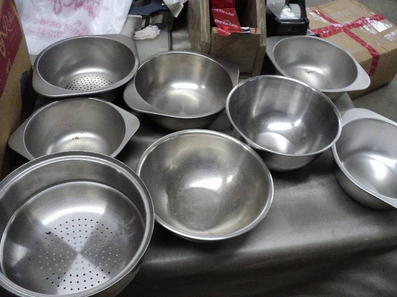lot 86 image: Lot of kitchen pans - see all pictu...