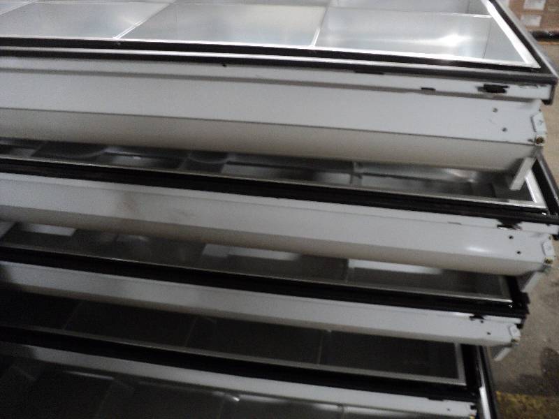 lot 217 image: 4 4x2 fluorescent lights...