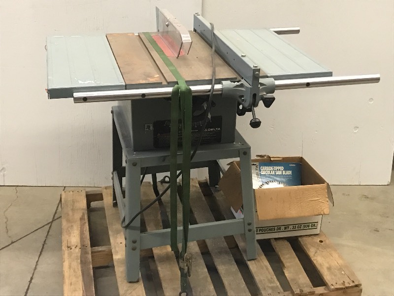 lot 3 image: Delta 10 Contractors Tablesaw With...