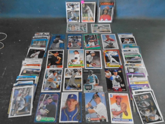 lot 61 image: 100 MLB Baseball Cards