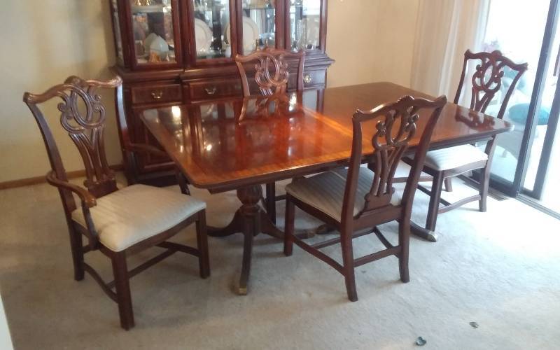 lot 3 image: Beautiful Double Pedestal Table With Metal Tip Feet 68x44x29, 2-15 Inch Leaves With Pads, 4- Chairs (1-With Arms)