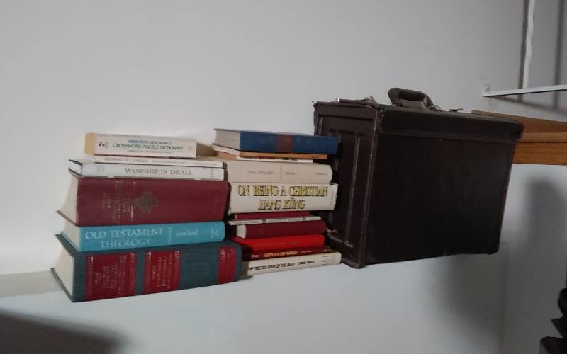 lot 39 image: Lot Of Books & Bibles With Vintage Case
