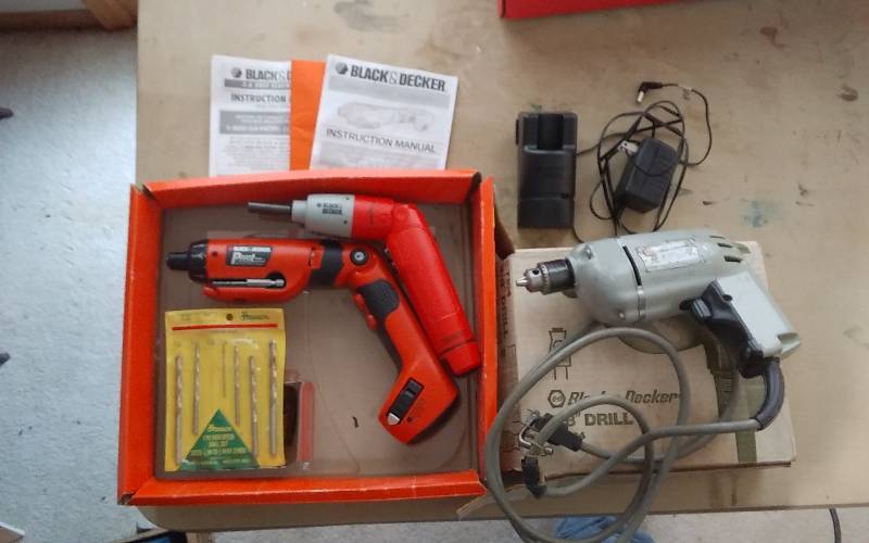 lot 45 image: Black & Decker 38 Drill & 2-Pivot Drivers