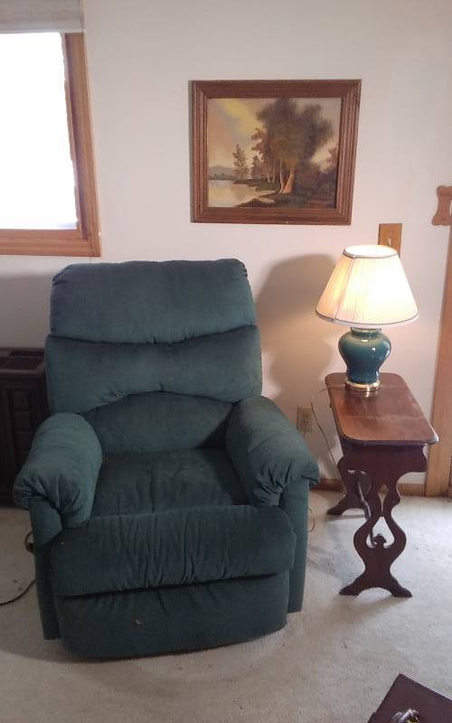 lot 49 image: Hunter Green Swivel Recliner Chair, Vintage Side Table With Lamp, Framed Painting